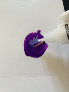 紫と白の着色剤を混ぜる